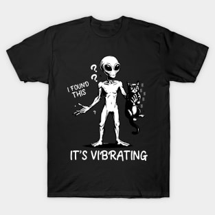 I found this, it’s vibrating! Alien holding a cat T-Shirt